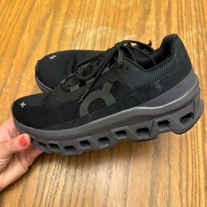 On Running Womens Cloudmonster Size 8